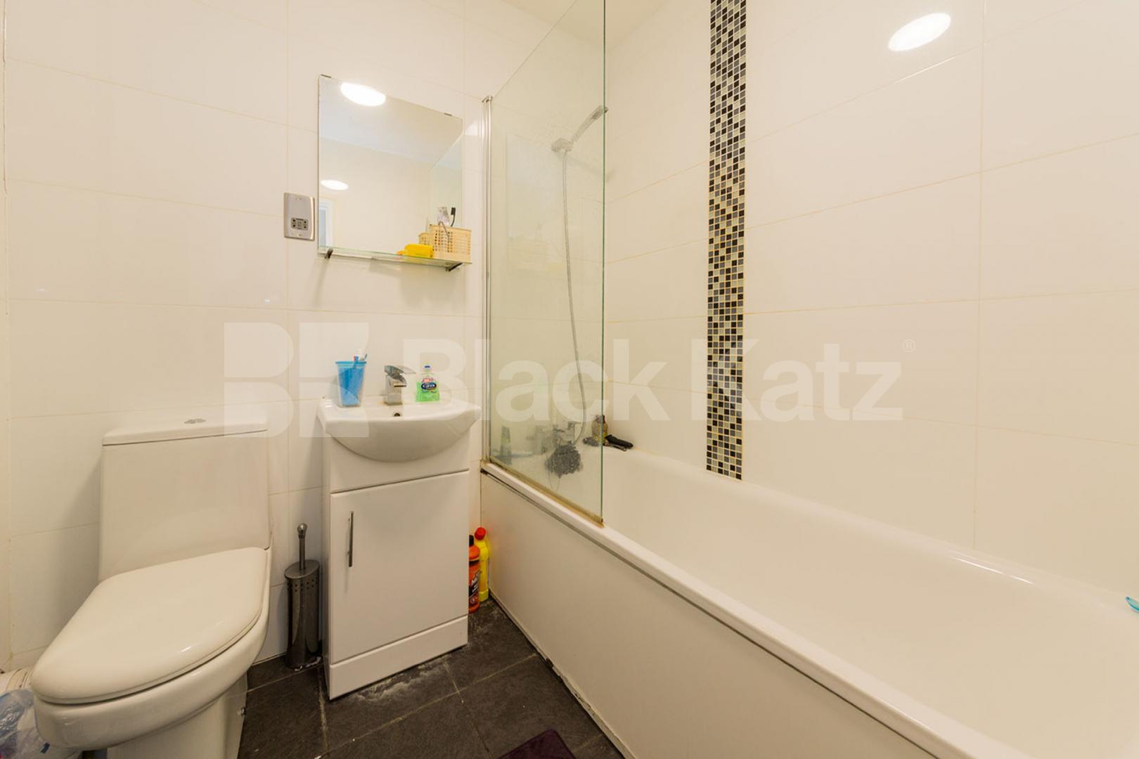 Bright and airy 3 bedroom property with a spacious lounge Hillmarton Road, Islington 